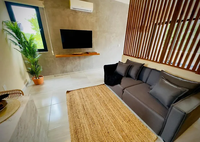*jungle Ph W/pool, Close To Downtown & *