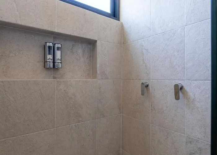 *jungle Ph W/pool, Close To Downtown & *