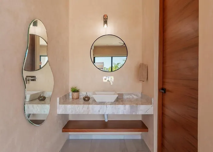 *jungle Ph W/pool, Close To Downtown & *