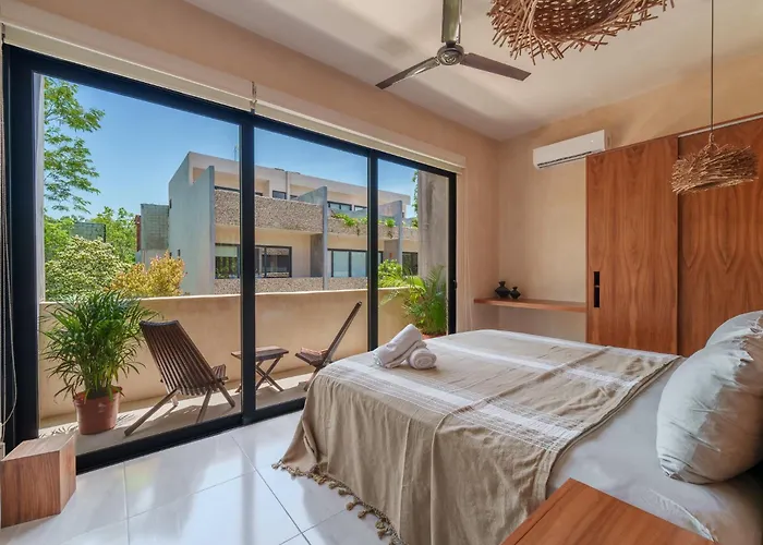 *jungle Ph W/pool, Close To Downtown &
